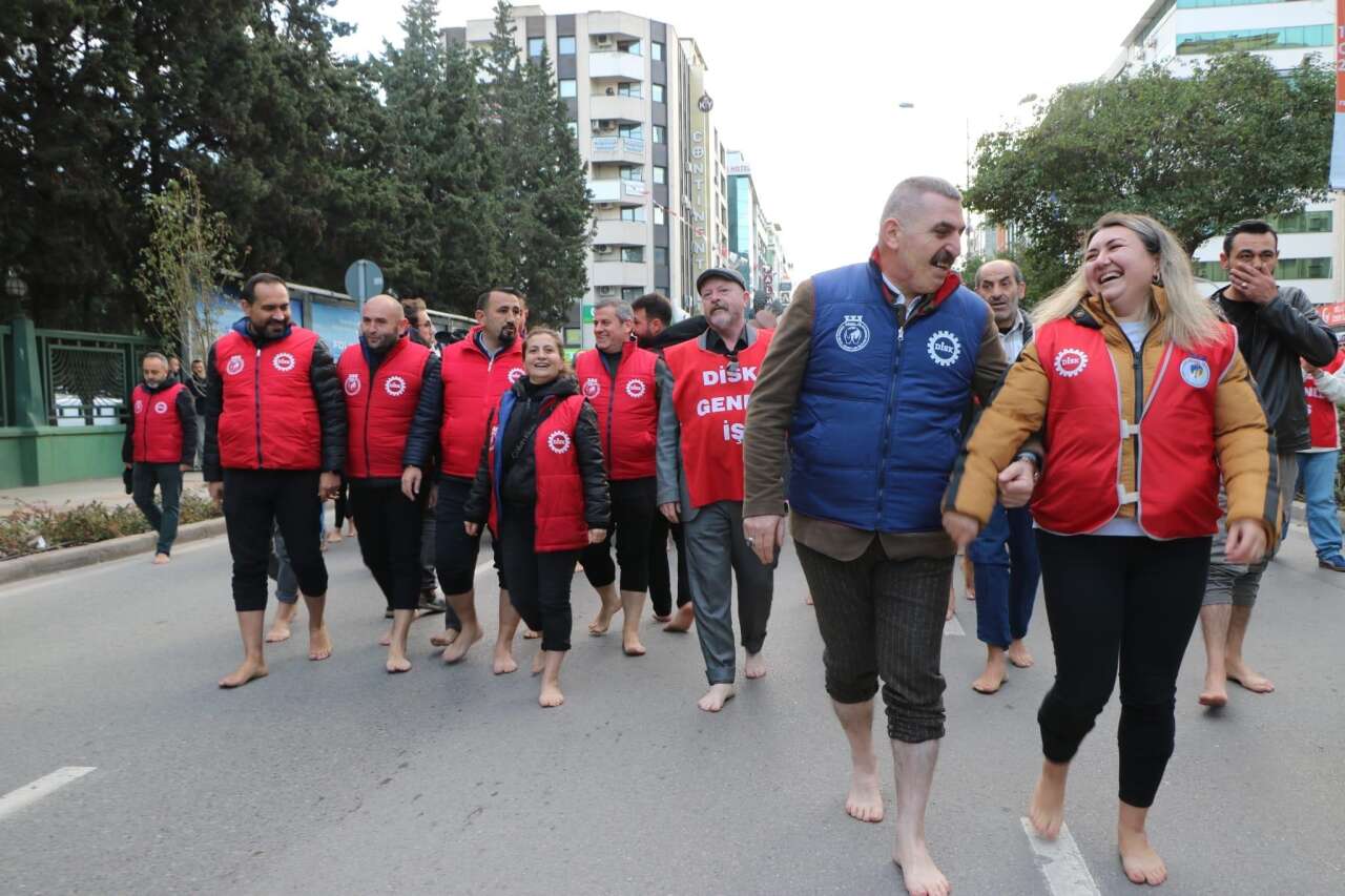 belediye-iscilerinden-ilginc-protesto-ciplak-ayakla-yuruduler