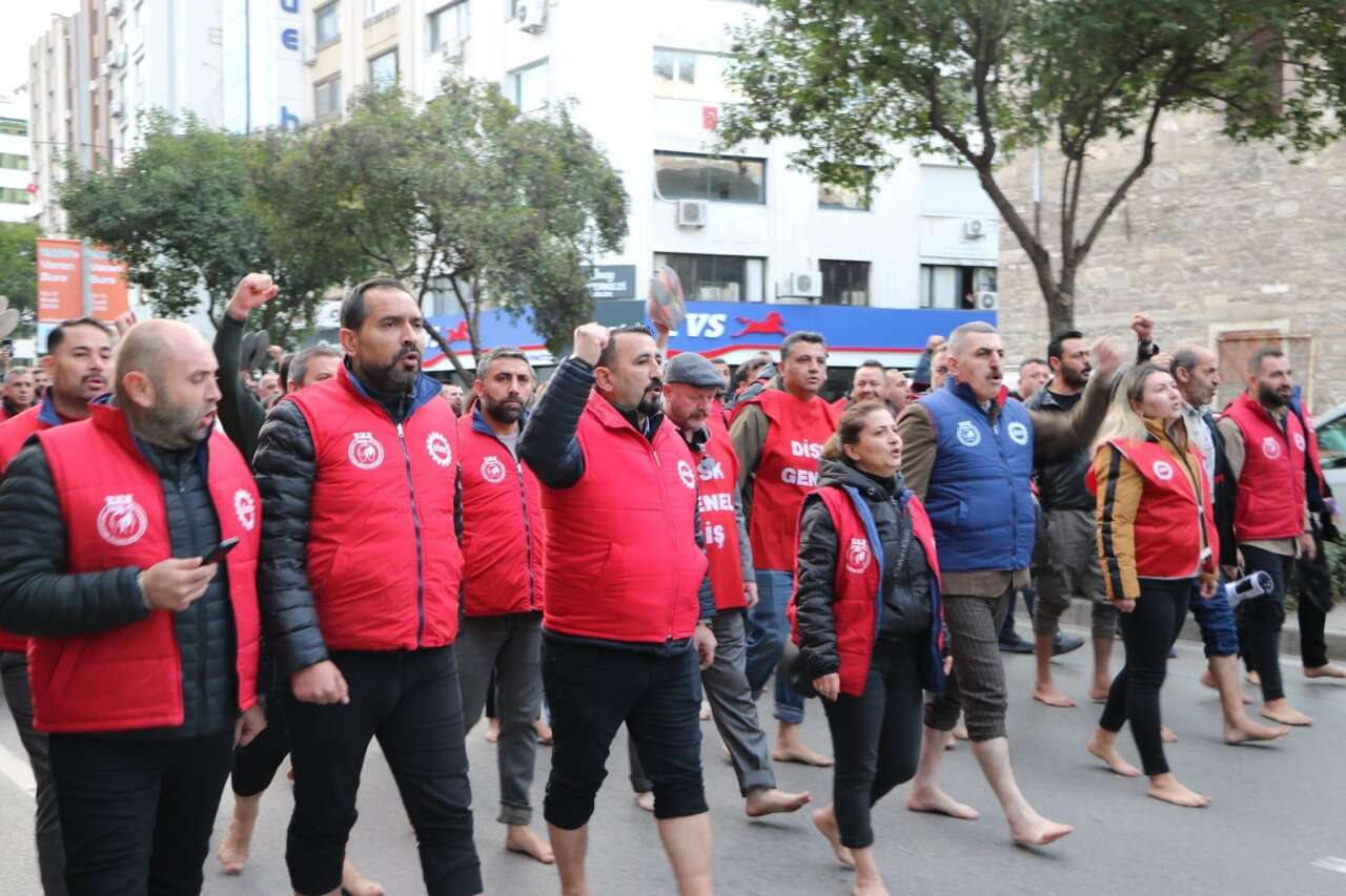 belediye-iscilerinden-ilginc-protesto-ciplak-ayakla-yuruduler