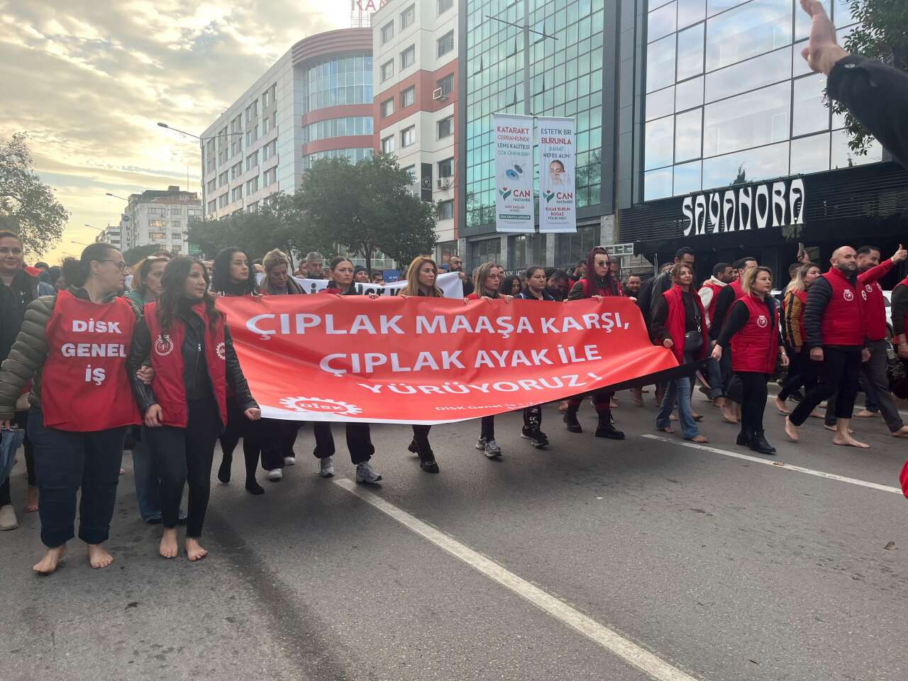 belediye-iscilerinden-ilginc-protesto-ciplak-ayakla-yuruduler