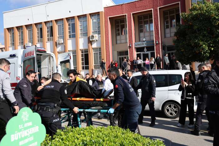 bosanma-durusmasi-kanli-bitti-esini-sirtindan-bicakladi