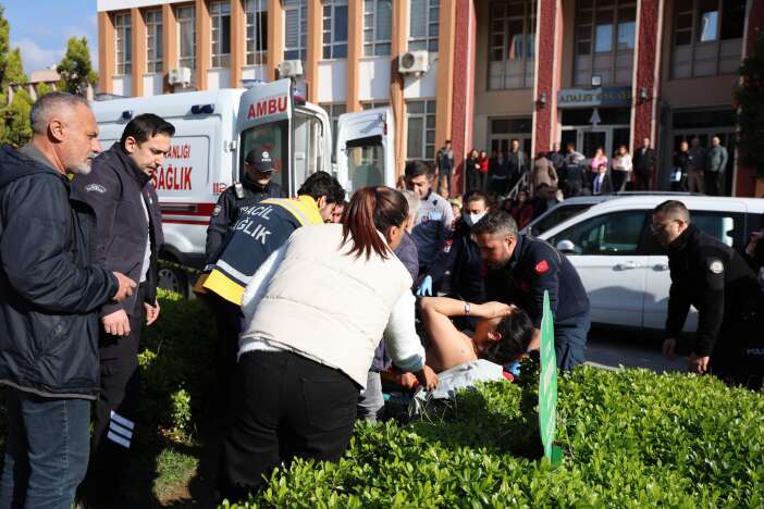 bosanma-durusmasi-kanli-bitti-esini-sirtindan-bicakladi