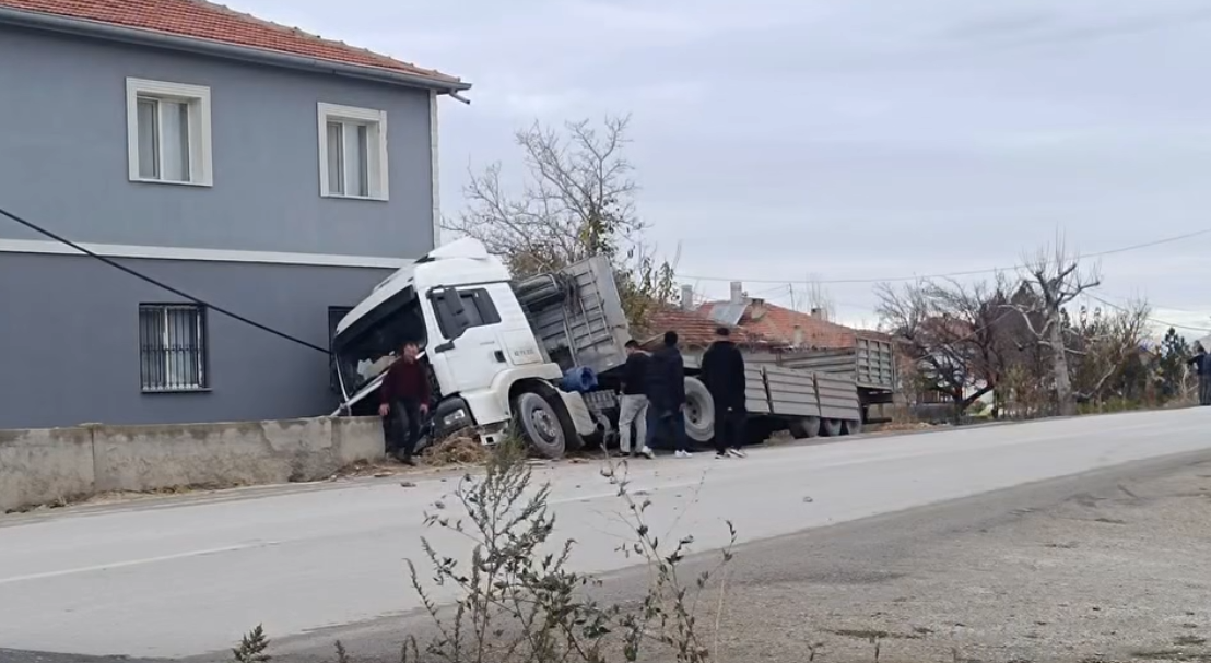 konyada-kontrolden-cikan-tir-mustakil-eve-daldi