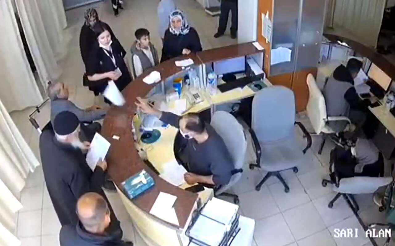 engelli-hastasina-hakaret-edip-kalem-firlatan-doktorun-cezasi-belli-oldu