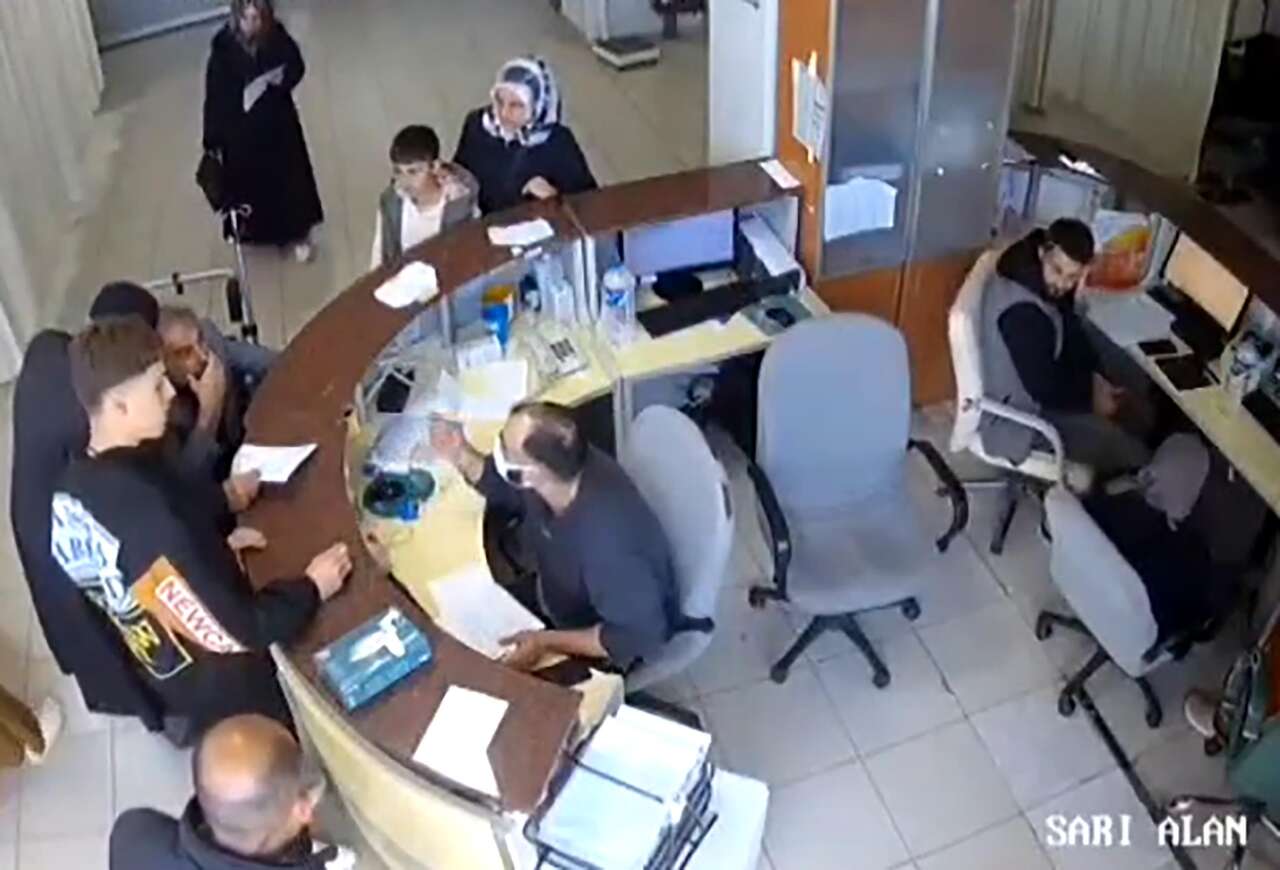 engelli-hastasina-hakaret-edip-kalem-firlatan-doktorun-cezasi-belli-oldu