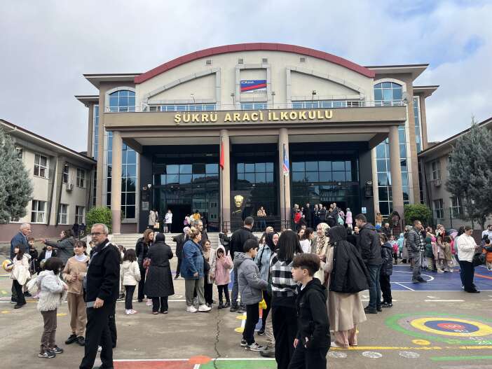 ilkokulda-yangin-panigi-veliler-okula-kostu