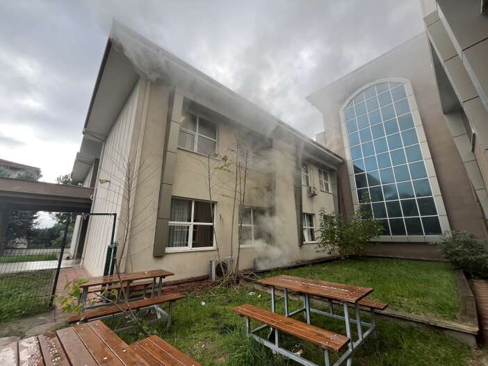 ilkokulda-yangin-panigi-veliler-okula-kostu