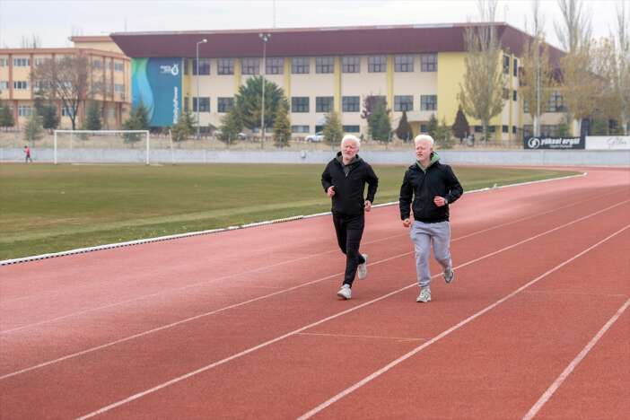 konyadaki-super-ikili-tum-zorluklari-birlikte-asiyor