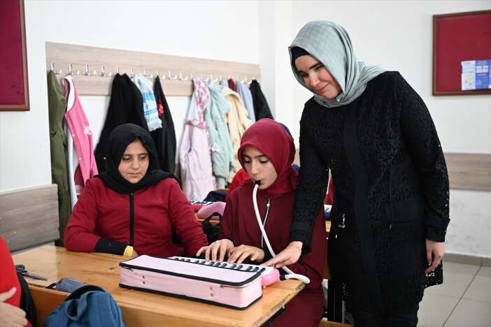 konyadan-mezun-oldu-engeline-ragmen-ogrencilerine-isik-oldu