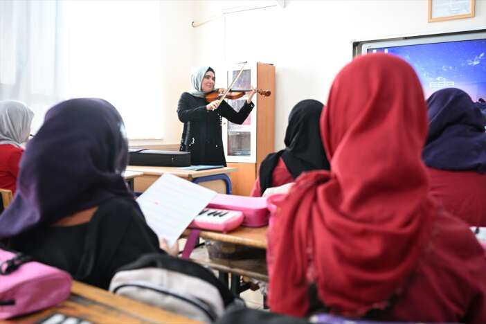 konyadan-mezun-oldu-engeline-ragmen-ogrencilerine-isik-oldu