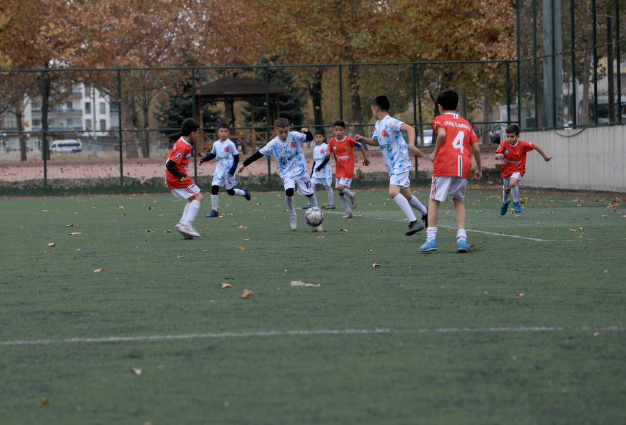 konyada-ilkokullar-arasi-futbol-turnuvasi-buyuk-ilgi-gordu