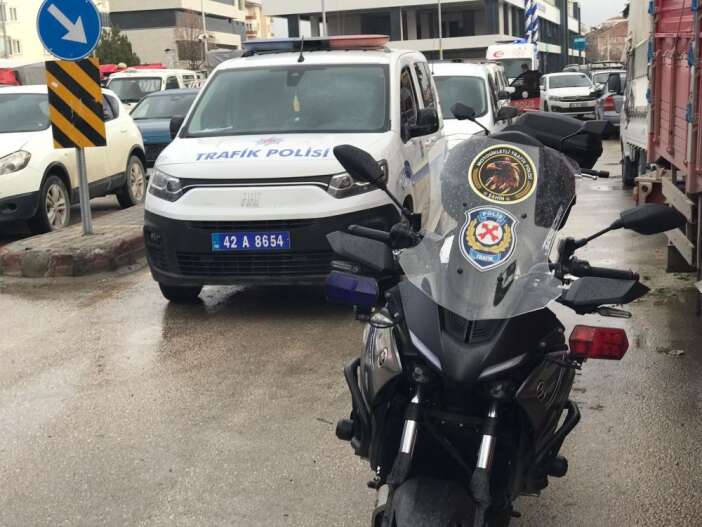 konyadaki-semt-pazarinda-tasli-sopali-kavga-yaralilar-var