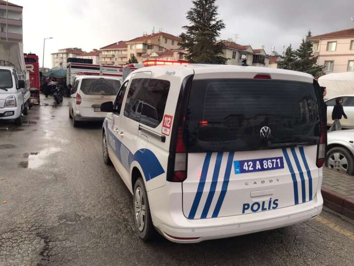 konyadaki-semt-pazarinda-tasli-sopali-kavga-yaralilar-var