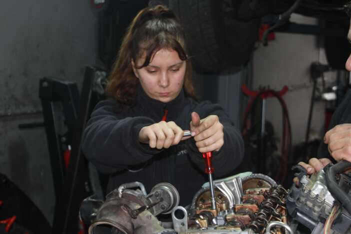 sanayinin-tek-kiz-ciragi-oje-surmek-yerine-motor-toplayip-sanziman-sokuyor