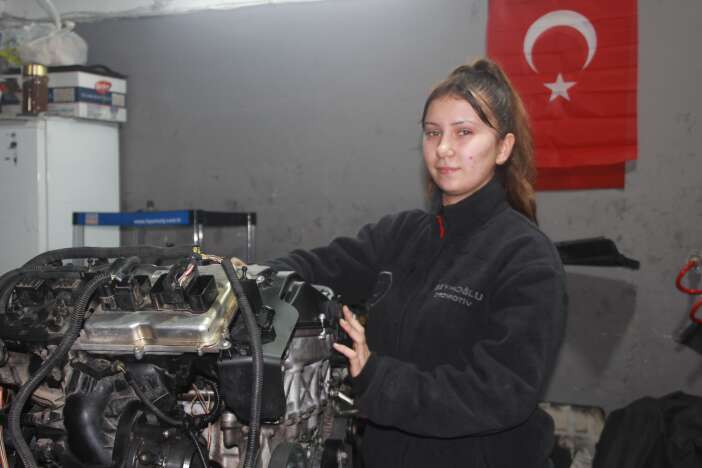 sanayinin-tek-kiz-ciragi-oje-surmek-yerine-motor-toplayip-sanziman-sokuyor