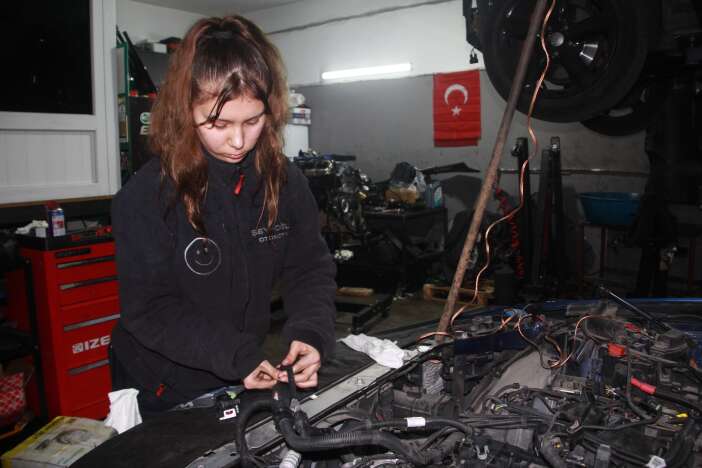 sanayinin-tek-kiz-ciragi-oje-surmek-yerine-motor-toplayip-sanziman-sokuyor