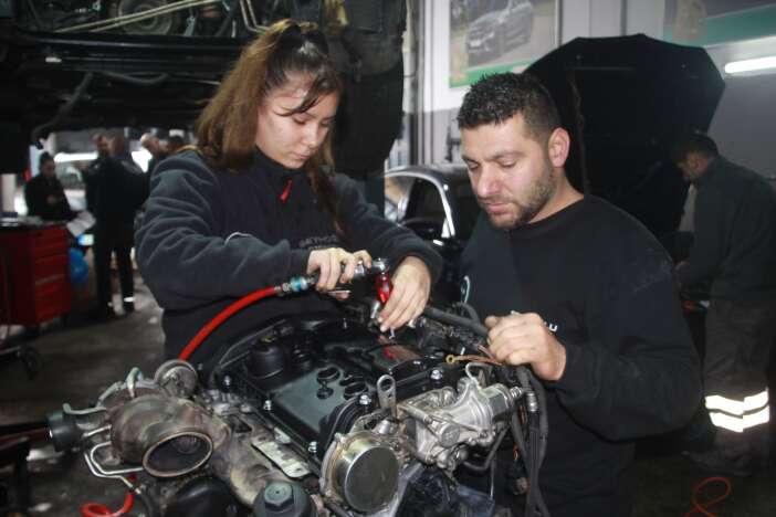 sanayinin-tek-kiz-ciragi-oje-surmek-yerine-motor-toplayip-sanziman-sokuyor