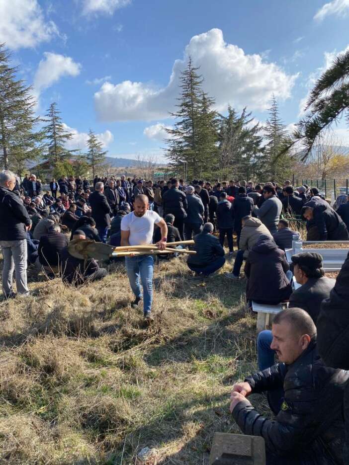 sucsuz-yere-oldurulen-melek-gule-aci-veda