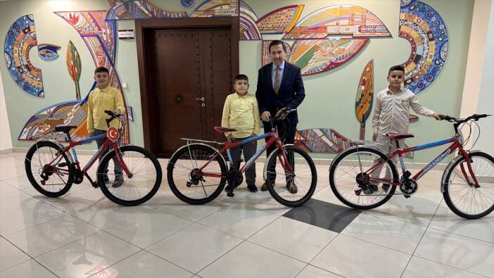 ingiliz-askerine-kafa-tutan-konyali-ogrenciler-bisikleti-kapti