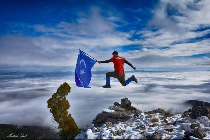 konyanin-zirvesinde-ozgurluk-pozu-nefes-kesti-kupe-dagi