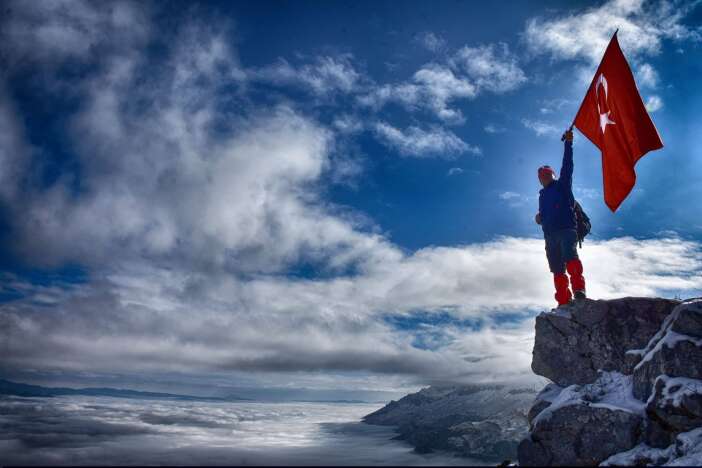 konyanin-zirvesinde-ozgurluk-pozu-nefes-kesti-kupe-dagi