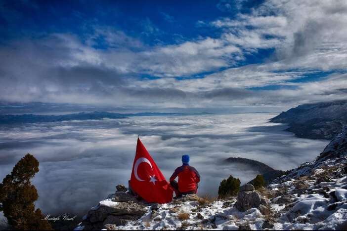 konyanin-zirvesinde-ozgurluk-pozu-nefes-kesti-kupe-dagi