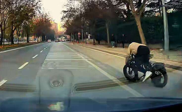 yer-konya-elleri-cepte-bisiklet-suruyordu-olumle-burun-buruna-geldi