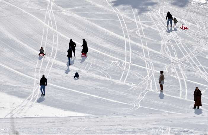 unlu-merkezlerde-kaymaya-basladilar