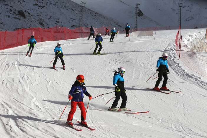 unlu-merkezlerde-kaymaya-basladilar