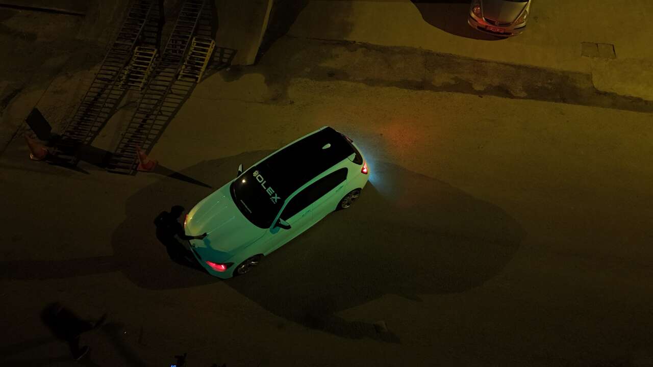 araci-goren-donup-bir-daha-bakiyor-gunduz-beyaz-gece-yesil-renk