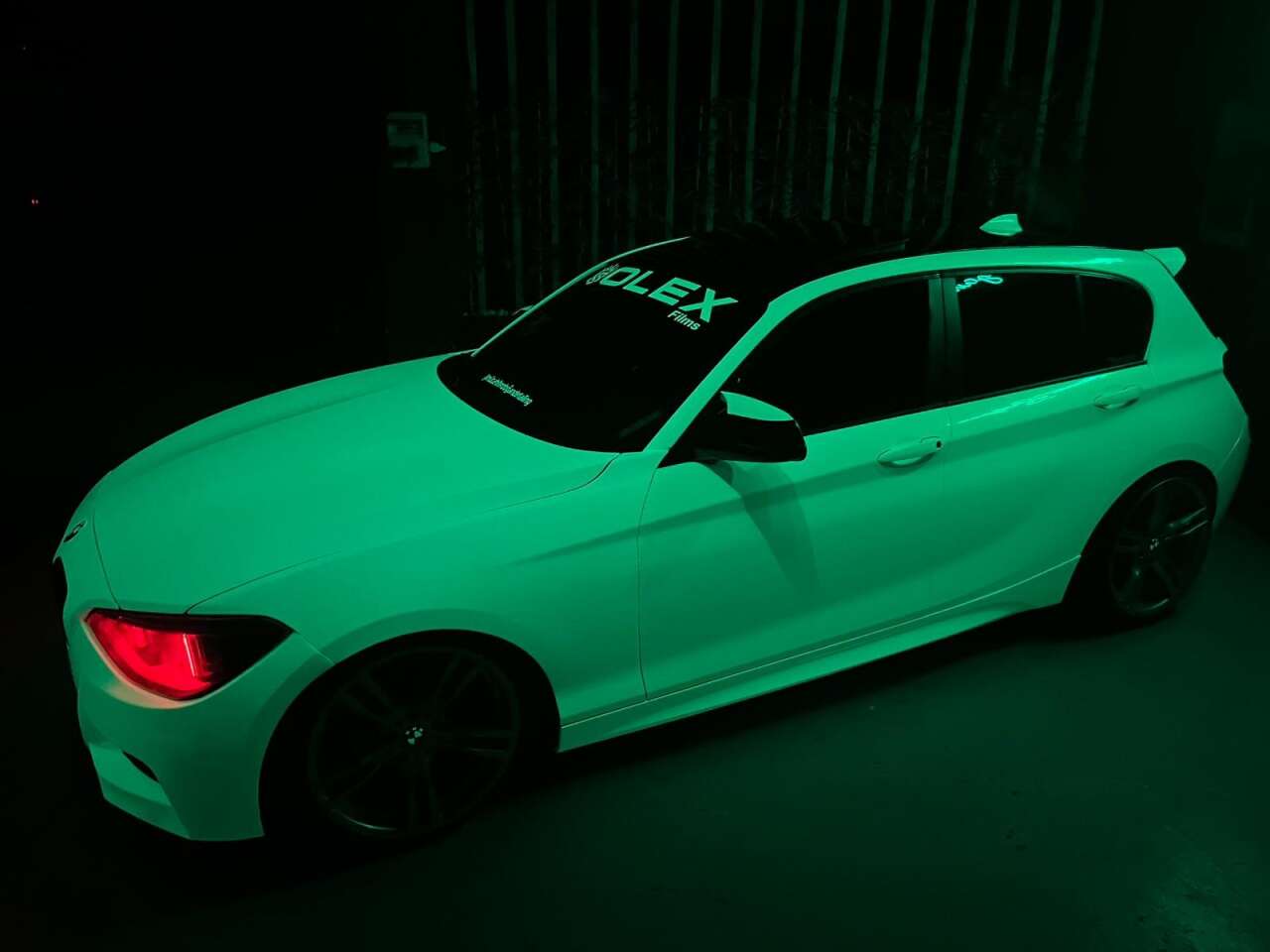 araci-goren-donup-bir-daha-bakiyor-gunduz-beyaz-gece-yesil-renk