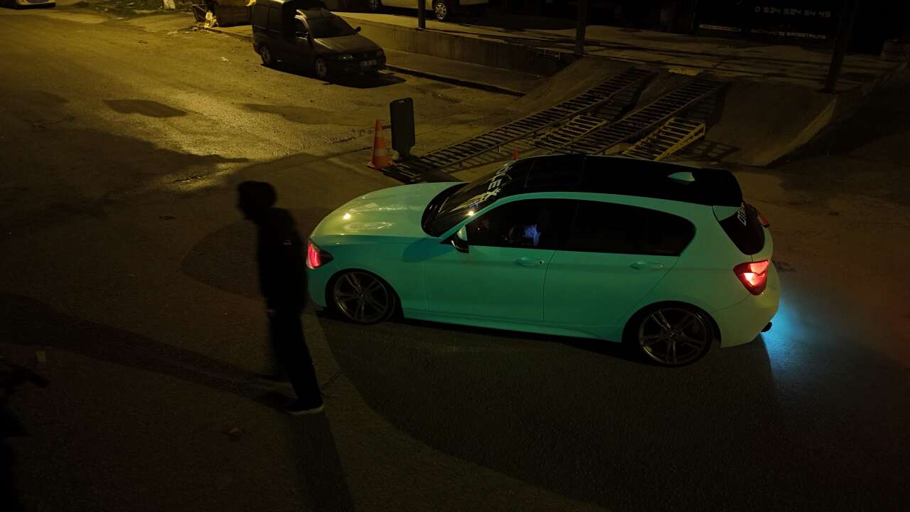 araci-goren-donup-bir-daha-bakiyor-gunduz-beyaz-gece-yesil-renk