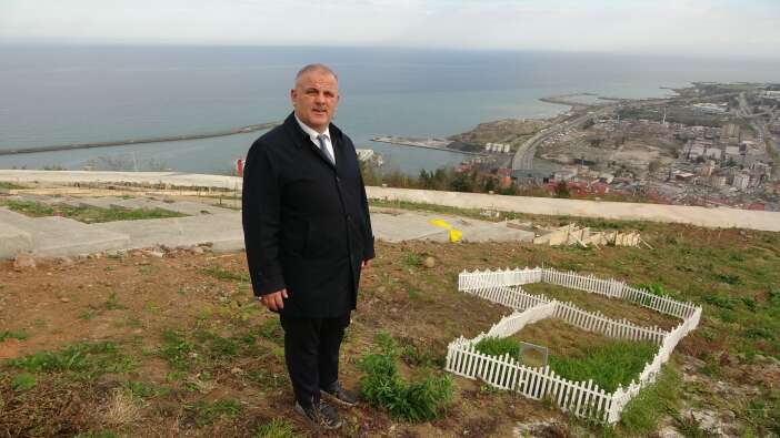 deniz-manzarali-mezar-icin-siraya-girdiler-6-bin-kisilik-yer-simdiden-doldu