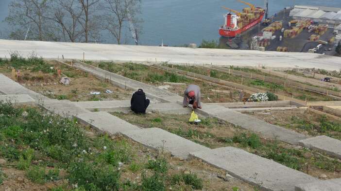 deniz-manzarali-mezar-icin-siraya-girdiler-6-bin-kisilik-yer-simdiden-doldu