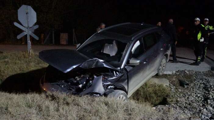 yuk-treni-otomobile-carpti-cok-sayida-yarali-var