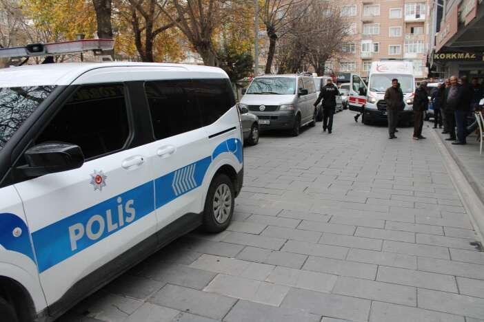 bicakli-saldirgan-dehset-sacti-yoldan-gecen-3-kisiyi-yaraladi-1inin-durumu-agir