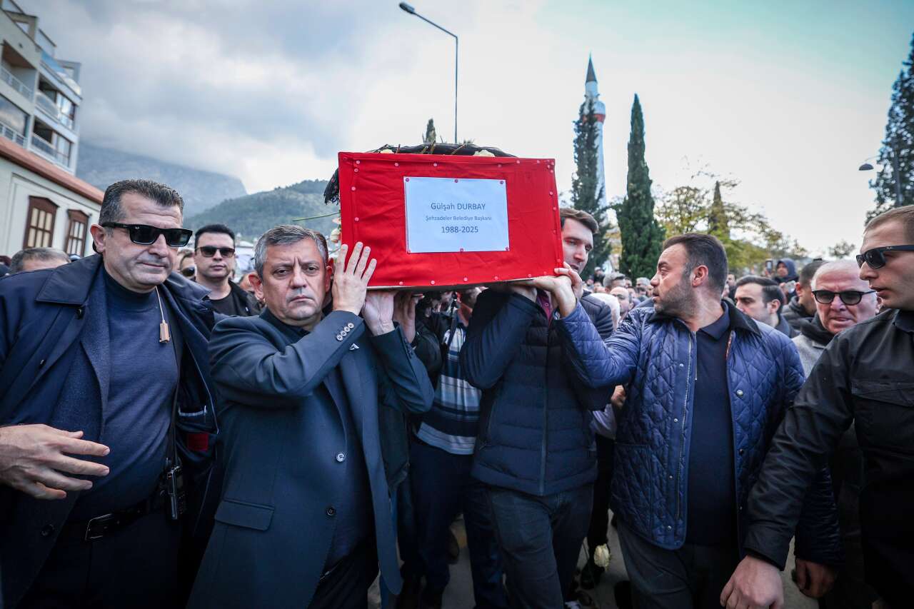 genci-yaslisi-herkes-oradaydi-belediye-baskani-gulsah-durbaya-aci-veda