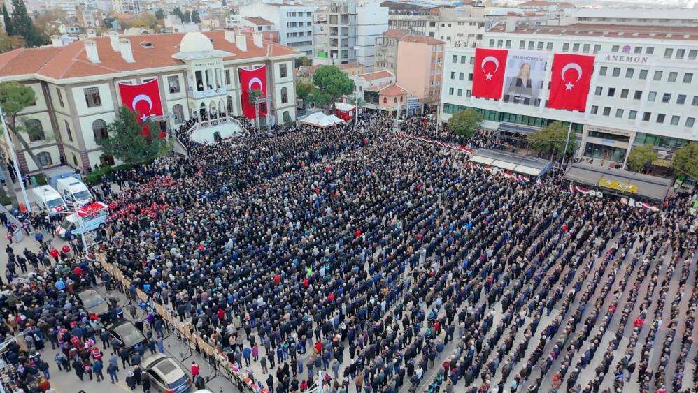 genci-yaslisi-herkes-oradaydi-belediye-baskani-gulsah-durbaya-aci-veda