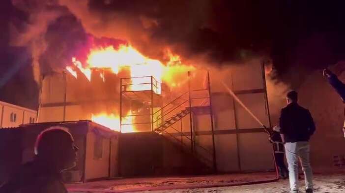 iscilerin-kaldigi-konteynerda-yangin-cikti