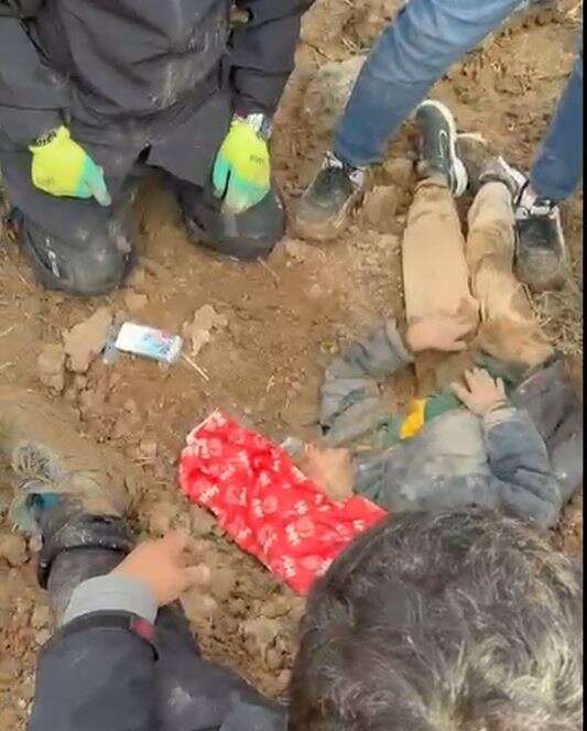 dayisinin-diri-diri-topraga-gomdugu-amir-hayati-tehlikeyi-atlatti