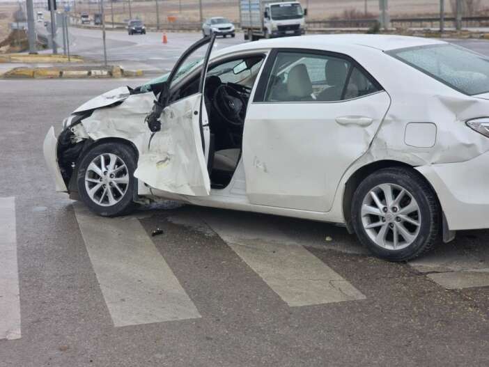 konya-yolunda-tir-otomobille-carpisti-4u-hakem-5-yarali-var