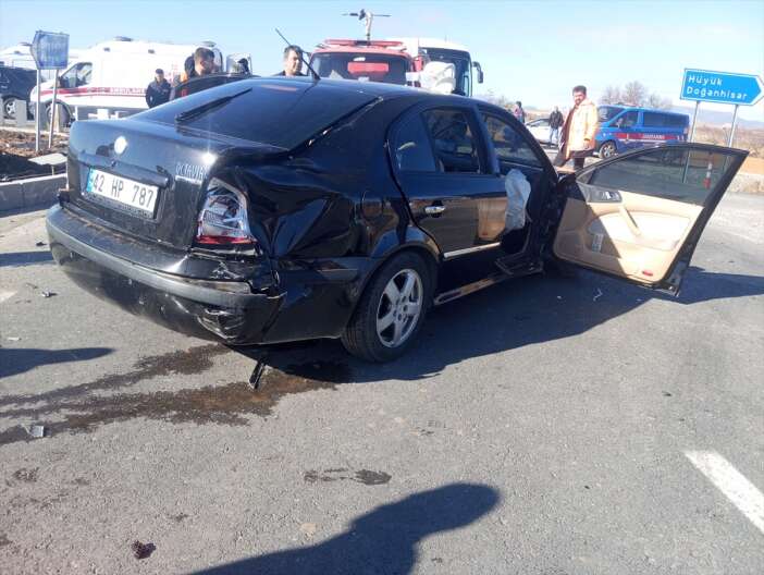 konyada-iki-arac-carpisti-suruculer-hastaneye-kaldirildi