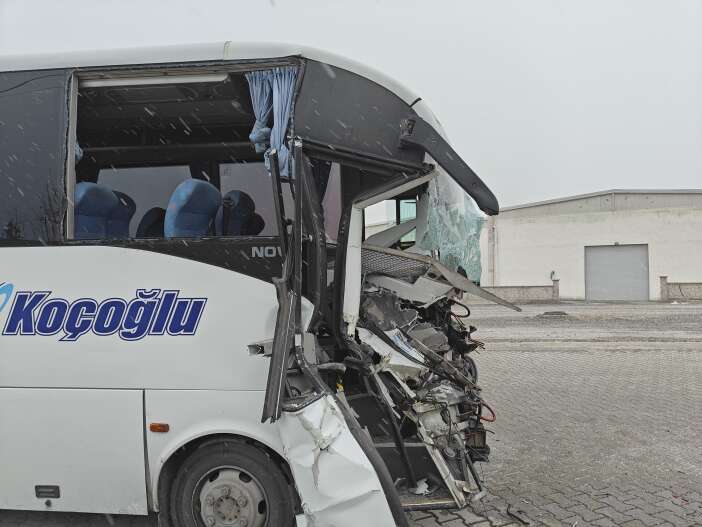 osbde-feci-kaza-isci-servisi-tira-carpti-cok-sayida-yarali-var