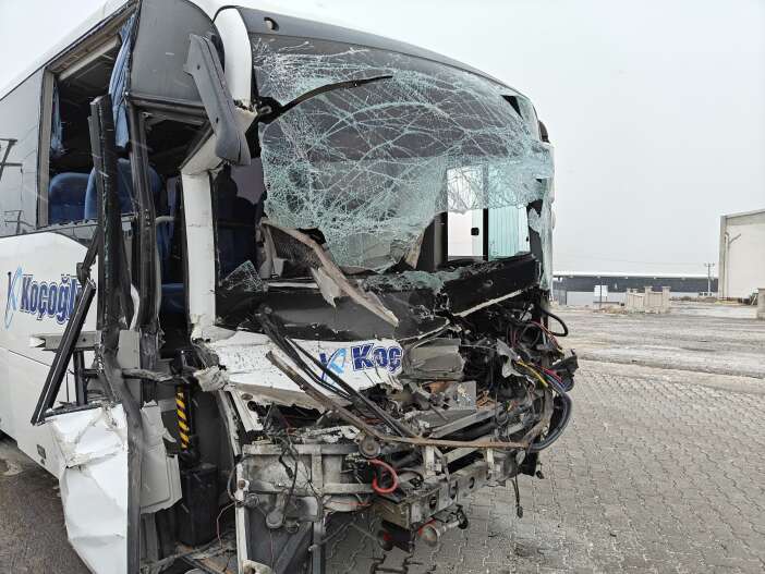 osbde-feci-kaza-isci-servisi-tira-carpti-cok-sayida-yarali-var