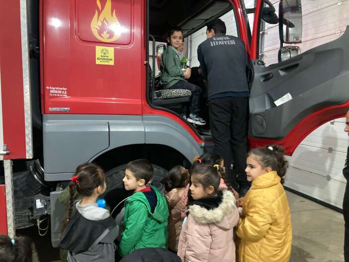 konya-itfaiyesi-bu-sefer-minik-ogrenciler-icin-harekete-gecti