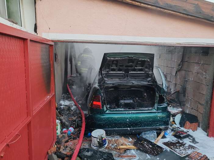 konyada-yangin-panigi-garajdaki-araba-hurdaya-dondu