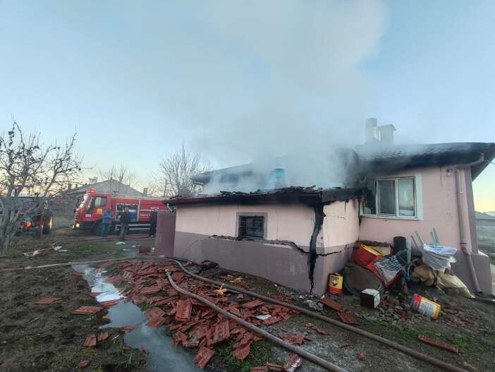 konyada-yangin-panigi-garajdaki-araba-hurdaya-dondu