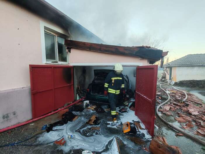 konyada-yangin-panigi-garajdaki-araba-hurdaya-dondu