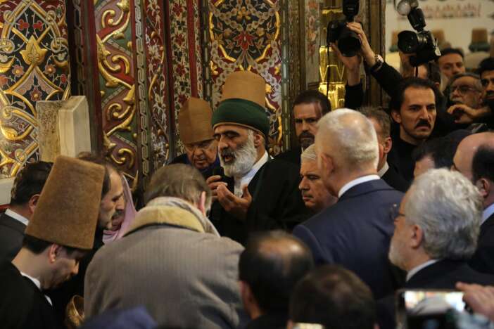 mevlananin-sandukasi-basinda-gulbang-duasi