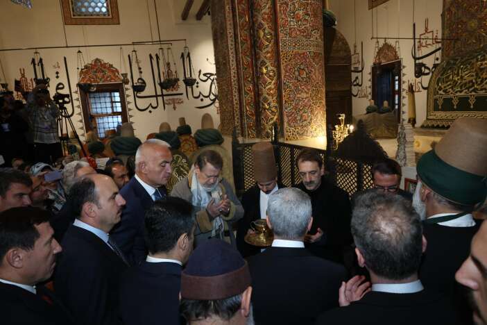 mevlananin-sandukasi-basinda-gulbang-duasi