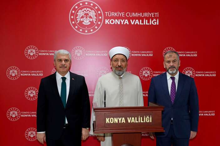 mevlananin-sandukasi-basinda-gulbang-duasi